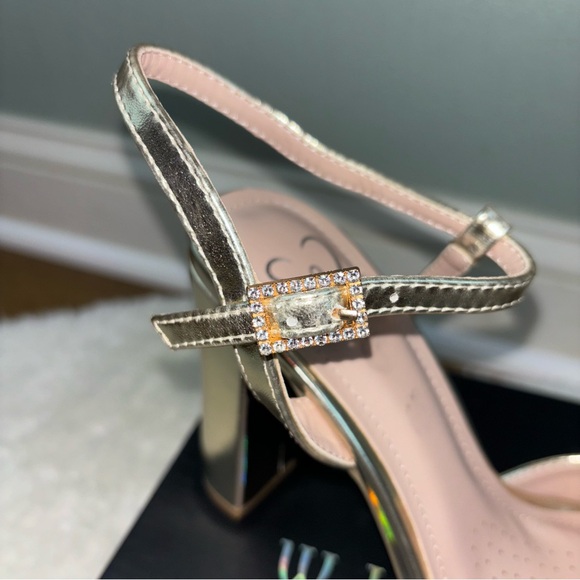 NIB Windsor Celeste Metallic Gold Double Buckle Rhinestone Open Toe Heels Size 6 - Picture 5 of 9